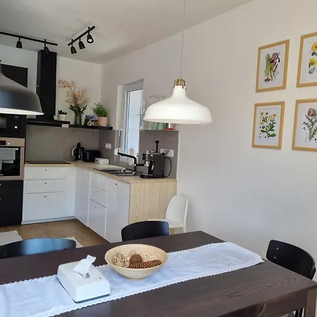 Ironhill Apartmanhaz * 沃尼奥尔茨沃什海吉